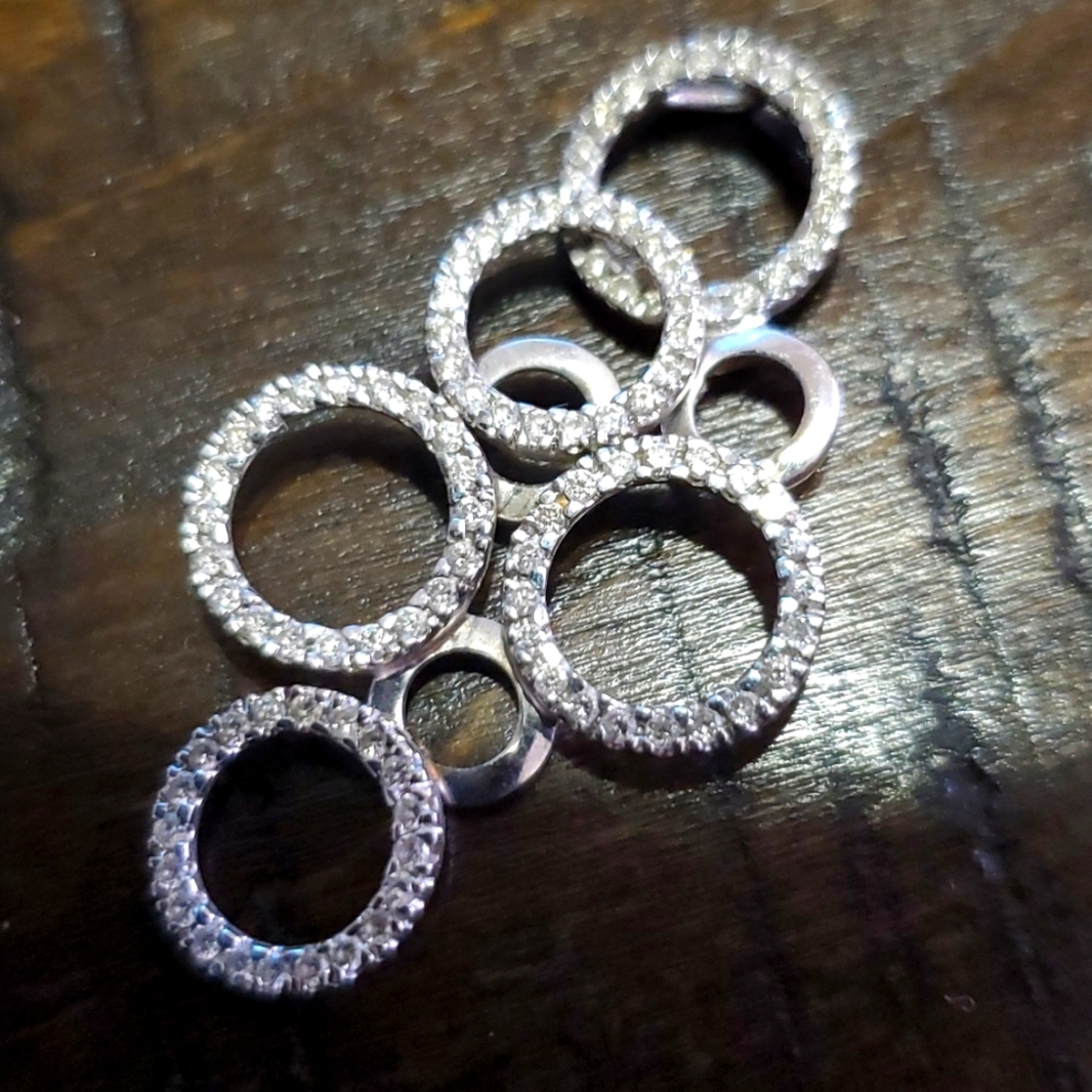 Zales Pendant 750 stamped on back!!